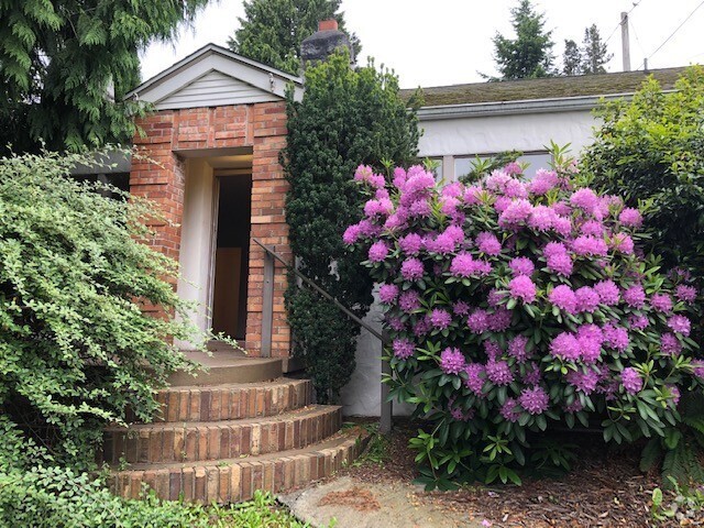 Building Photo - Queen Anne 2 Bed Charmer Near SPU Rental