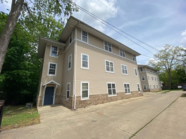 Building Photo - 606 1/2 W Elm St