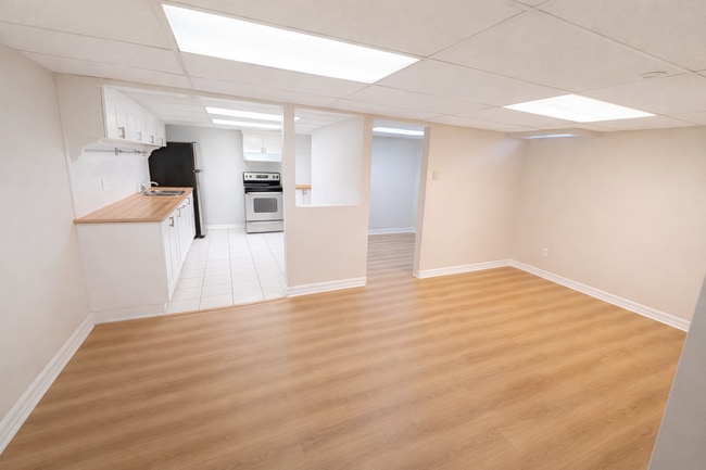 Cuisine familiale et bureau - 31 Greenwood Cres