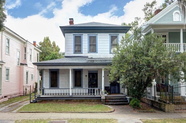 Renovated Two Bedroom Aprtment - Renovated Two Bedroom Aprtment Unit Down