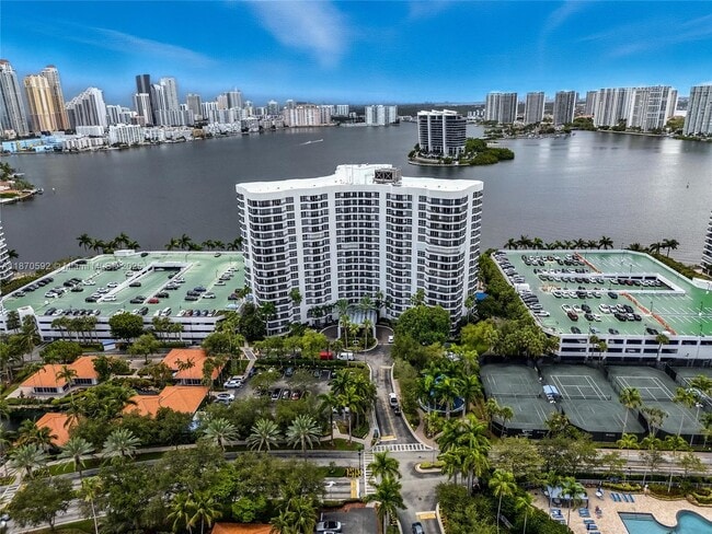 Building Photo - 3600 Mystic Pointe Dr Unit 305 Rental