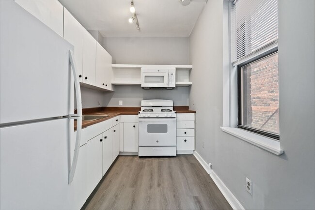 Building Photo - 22 Bedford Square Unit 2