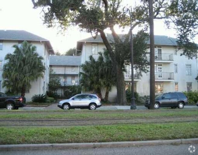 Building Photo - Great 2 Bedroom Condo with swimming pool Unit 301