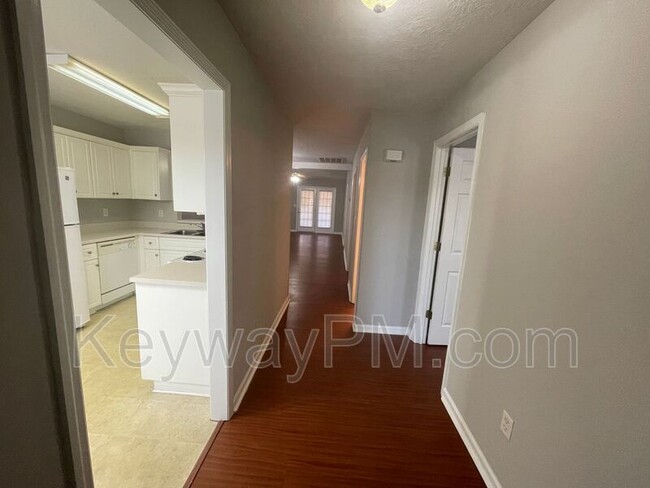 Photo - 1402 Anna Way