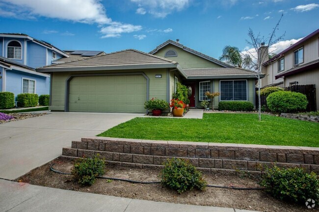 Building Photo - Beautiful Woodland Home - Fresh Off the Ma...