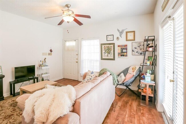 Photo - 912 W 22nd St Unit 202