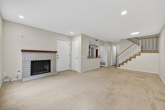 Photo - Spacious 3-Bedroom Townhome in Orangethorp...