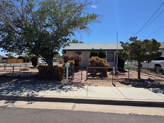3 BR Cottage House with Gated Yard, Corner... - 3 BR Cottage House with Gated Yard, Corner...