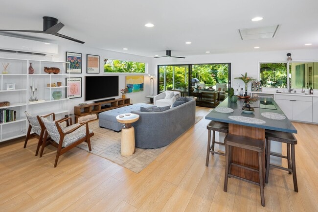 Building Photo - Renovated Kahala Retreat: 3-Bed Home + Stu...