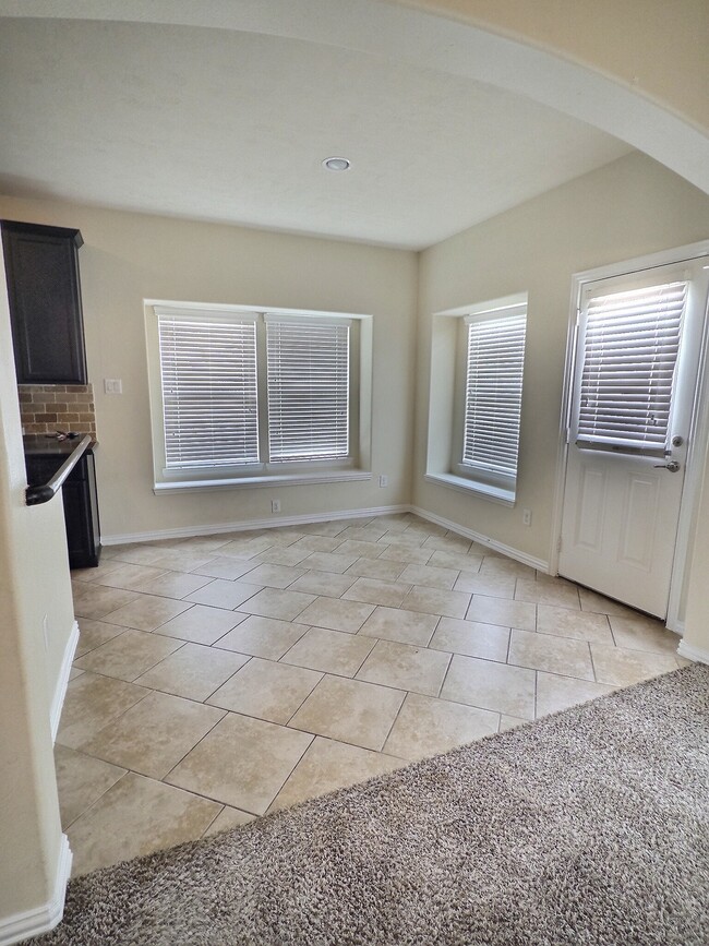 Photo - 118 Silverglen Ct