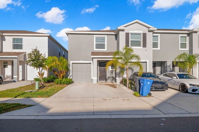 Building Photo - "Spacious 3-Bedroom Townhouse Oasis with 2.5 Baths in Serene Apollo Beach!"