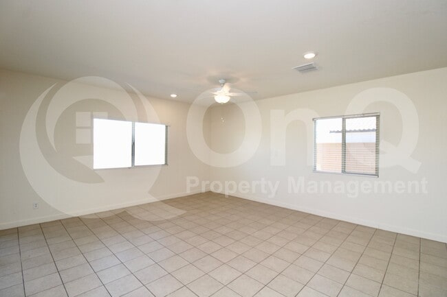 Photo - 744 E Diamond Dr