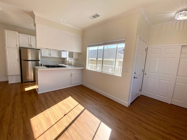Building Photo - Upstairs 2BD Apartment Home! Great PB Location! Garage! AC! Unit 1160 B Thomas Ave