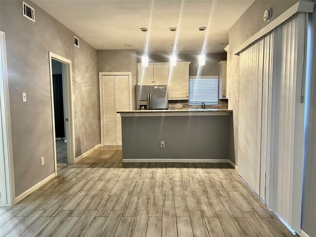 Photo - 3100 Walnut Bend Ln Unit 123