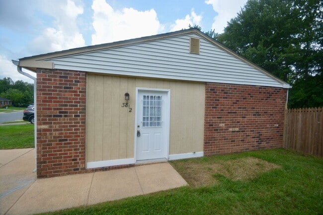 Photo - Great - 1 BEDROOM - Bright Open Floor Plan !!