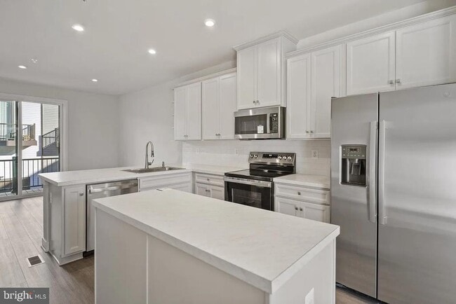 Photo - 837 Lennox St