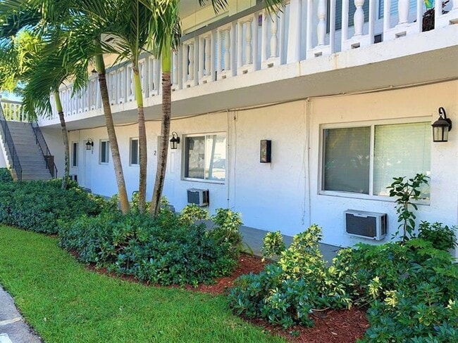 Photo - 701 SW 14th Ave Apartment Unit 4
