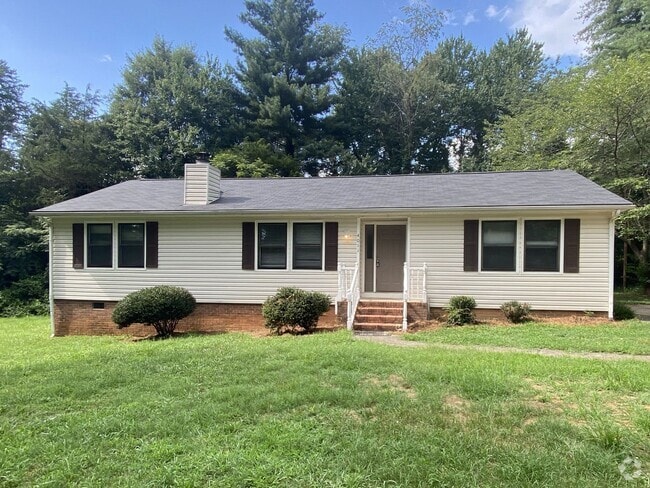 Building Photo - 3 Bedroom, 1 Bathroom House in Winston-Salem!