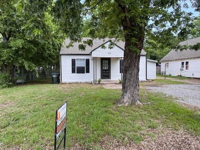 Building Photo - Cutest 2-bedroom cottage with a loft! Huge shady backyard for all things outdoor! All Brand new a...