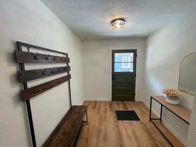 Photo - Beautiful 2 Bedroom, 1 Bathroom Apartment in Duckpond Neighborhood