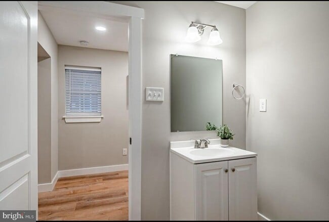 Photo - 221 W 6th St Unit 2