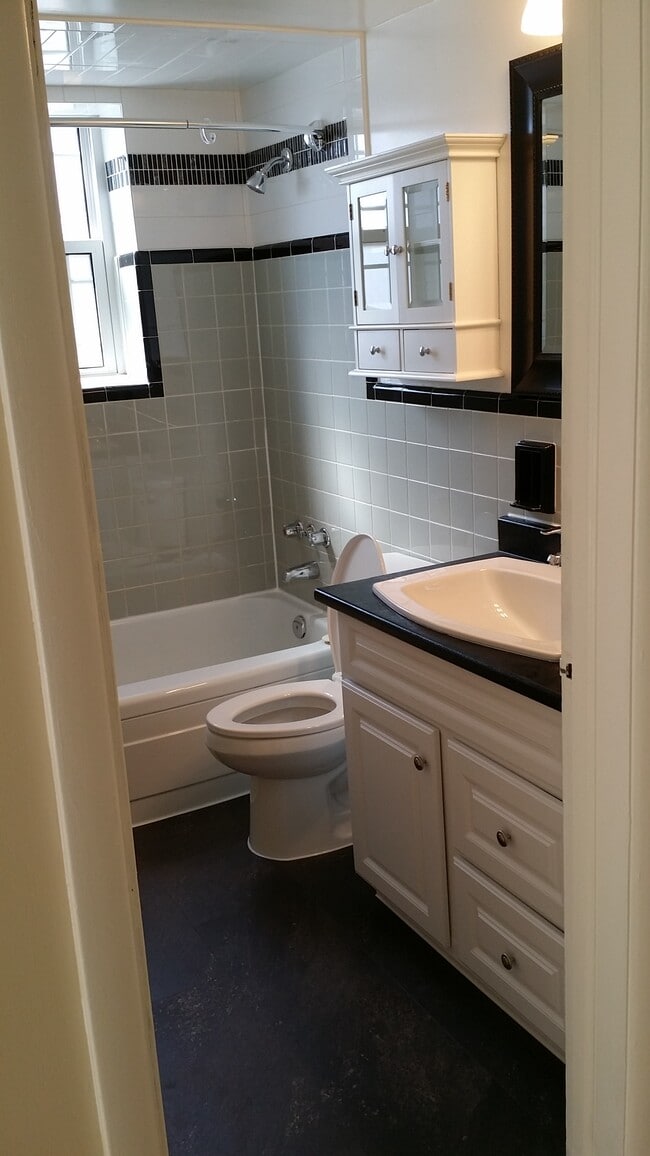 Photo - 2196 Lakeshore Rd