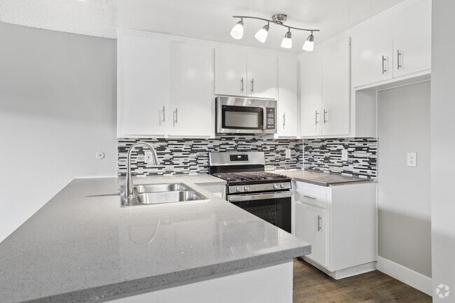 1BR, 1BA - 700SF - Kitchen