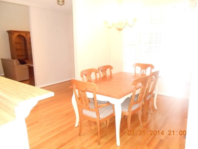 Photo - 3 Bedroom house in walking distance to Lake Robinson!