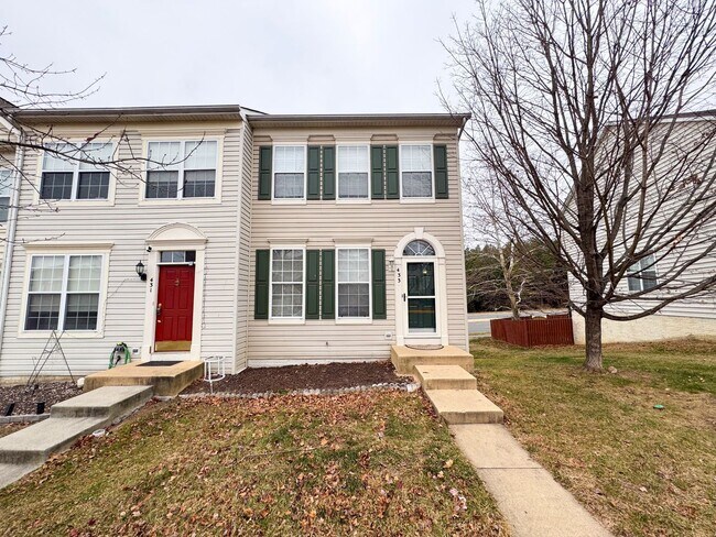 Building Photo - Spacious 2 Primary Beds 1 Den 3.5 Bath Townhome In Vibrant Sycamore Hill