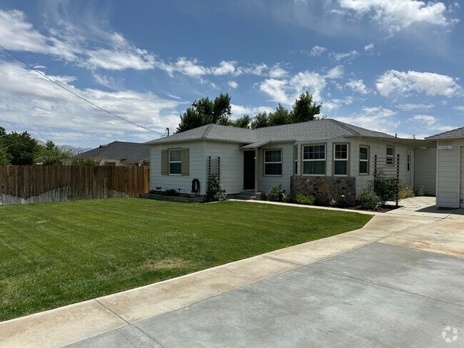 Building Photo - Beautifully landscaped home with modern up...