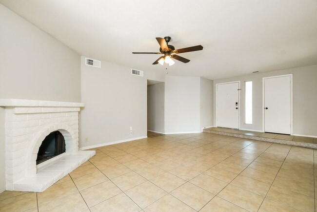 Photo - 503 W Cheyenne Dr