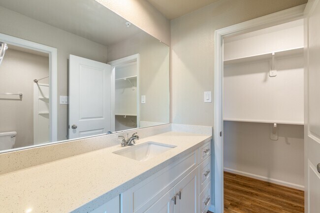 Building Photo - 231 Pk Pl Cir Unit D