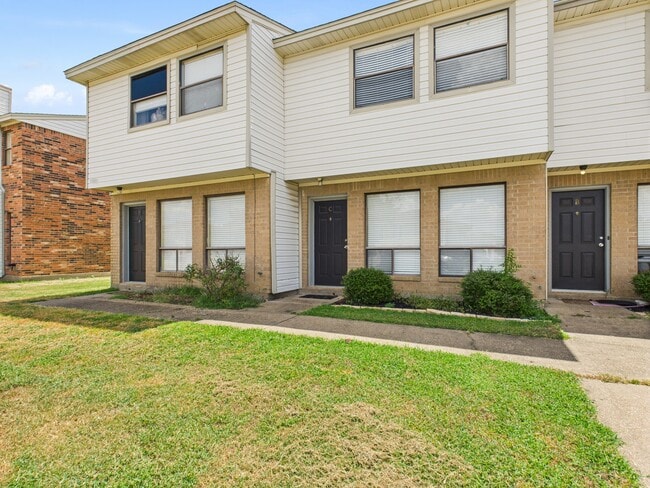 Building Photo - 700 San Pedro Dr