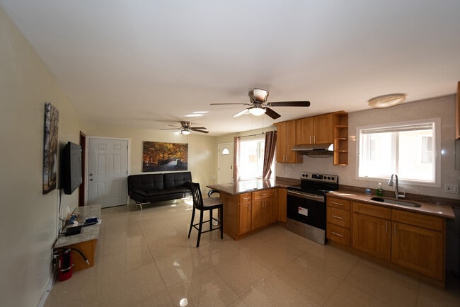 Building Photo - 617 7th Ave Unit 102