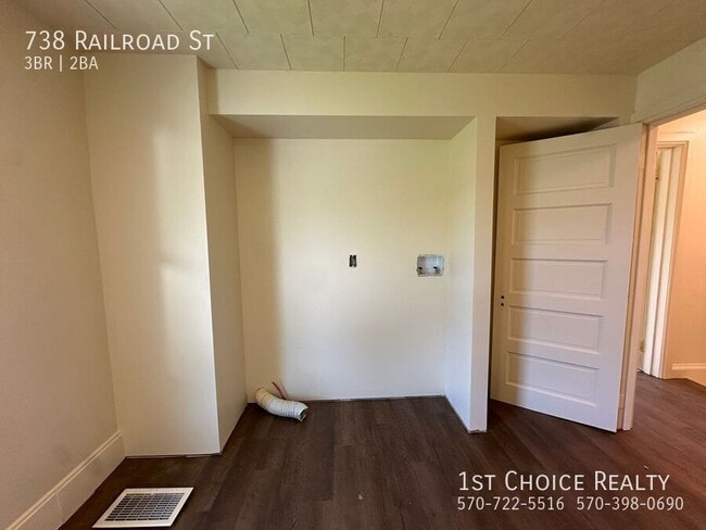 Photo - 738 Railroad St