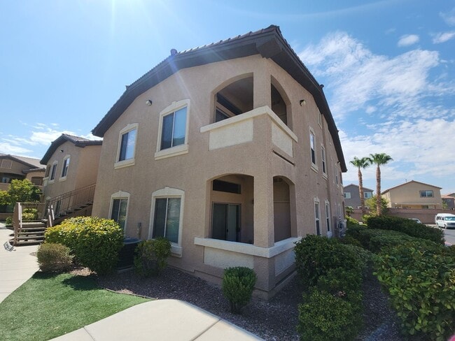 Building Photo - Beautiful 2 Bedroom / 2 Bath 1st floor Condo Unit in Sunset Cliffs.