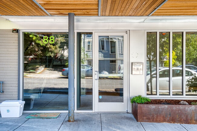 Main Entry - 88 SE 24th Ave Unidad 203