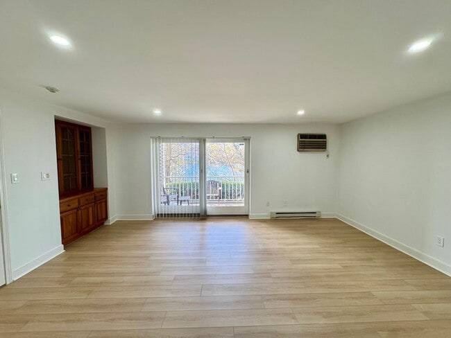 Building Photo - 22 Hamilton Rd Unit 110