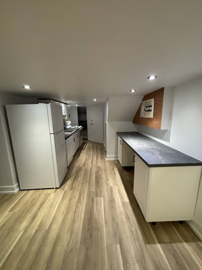 Photo - 329 Christina St N Unit Lower