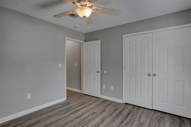 Photo - 211 Oak Brook Dr