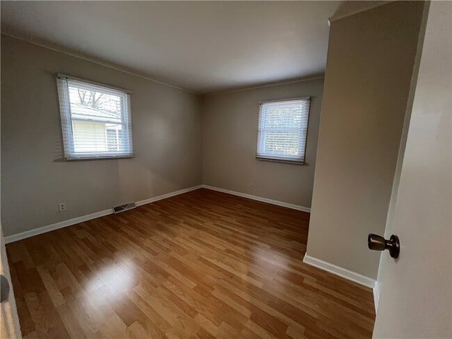 Photo - 103 Renwick Ln