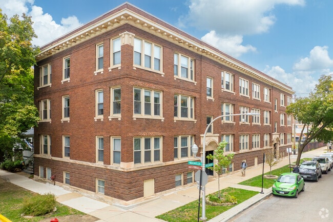 1214 W Rosemont - The Rosemont