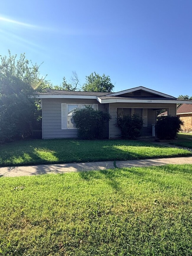 Building Photo - 3 Bedroom 2 Bath - Large Fenced Yard