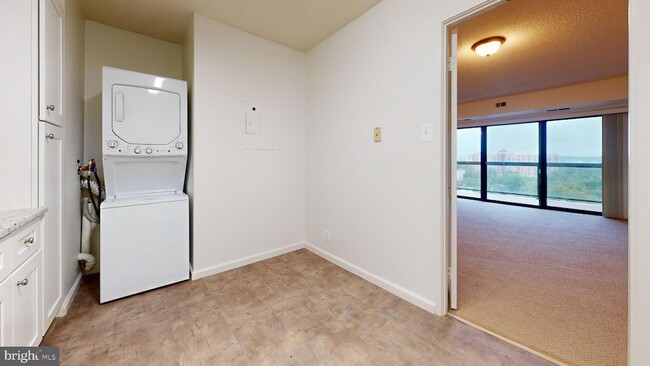 Photo - 307 Yoakum Pkwy Unit 1215