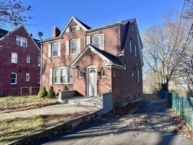 Building Photo - 928 Townsend Ave Unit 1