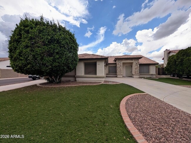15748 W Paradise Ln