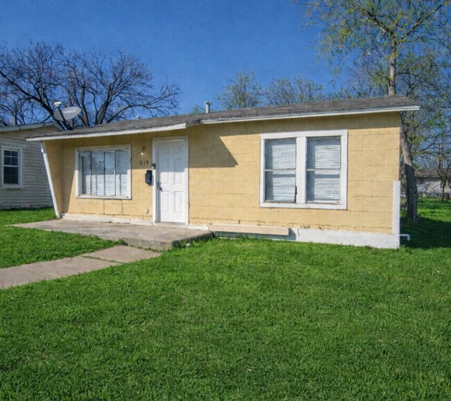 819 Larry St