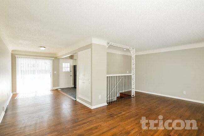 Photo - 3284 71st St E