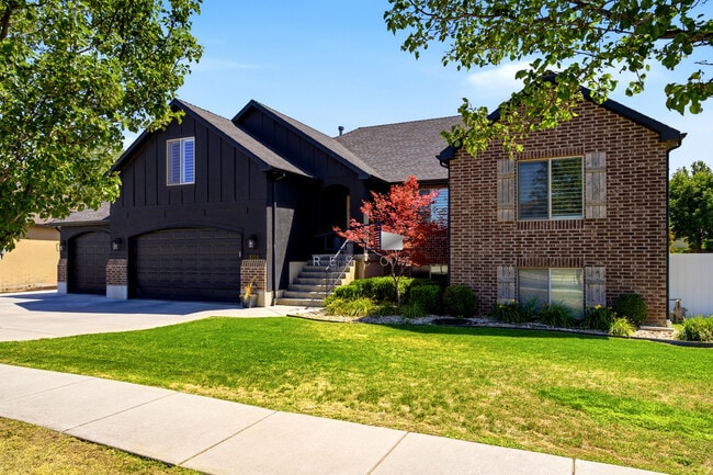 3016 N 3325 W