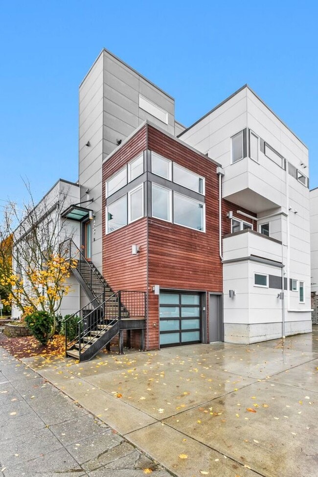 Building Photo - Stunning Modern Air-Conditioned in Coveted...